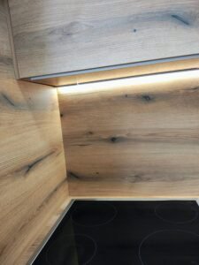 ugradni led profil iznad indukcione ploce.jpg
